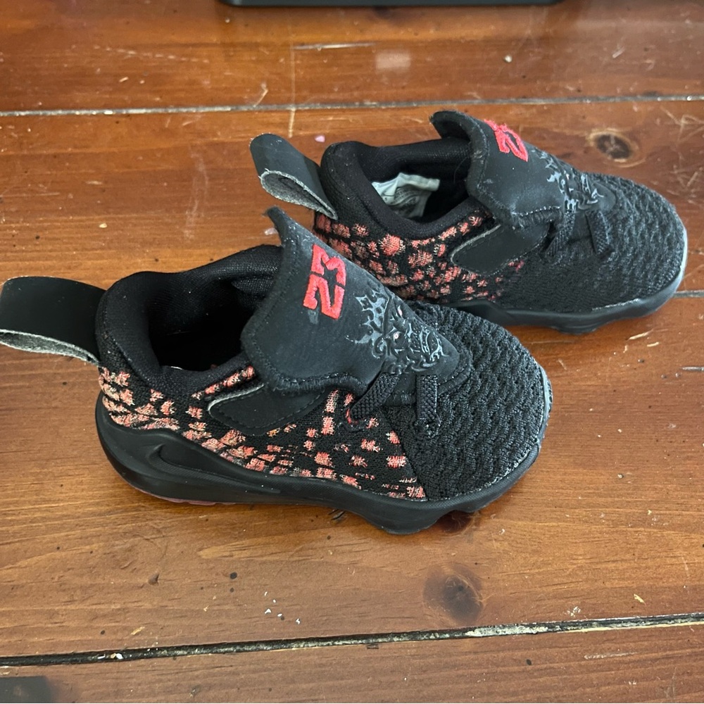 Nike Lebron XVII Red Black TD Toddler Sneaker Hook Loop Shoes Size 5C BQ5596-006 - Picture 2 of 7